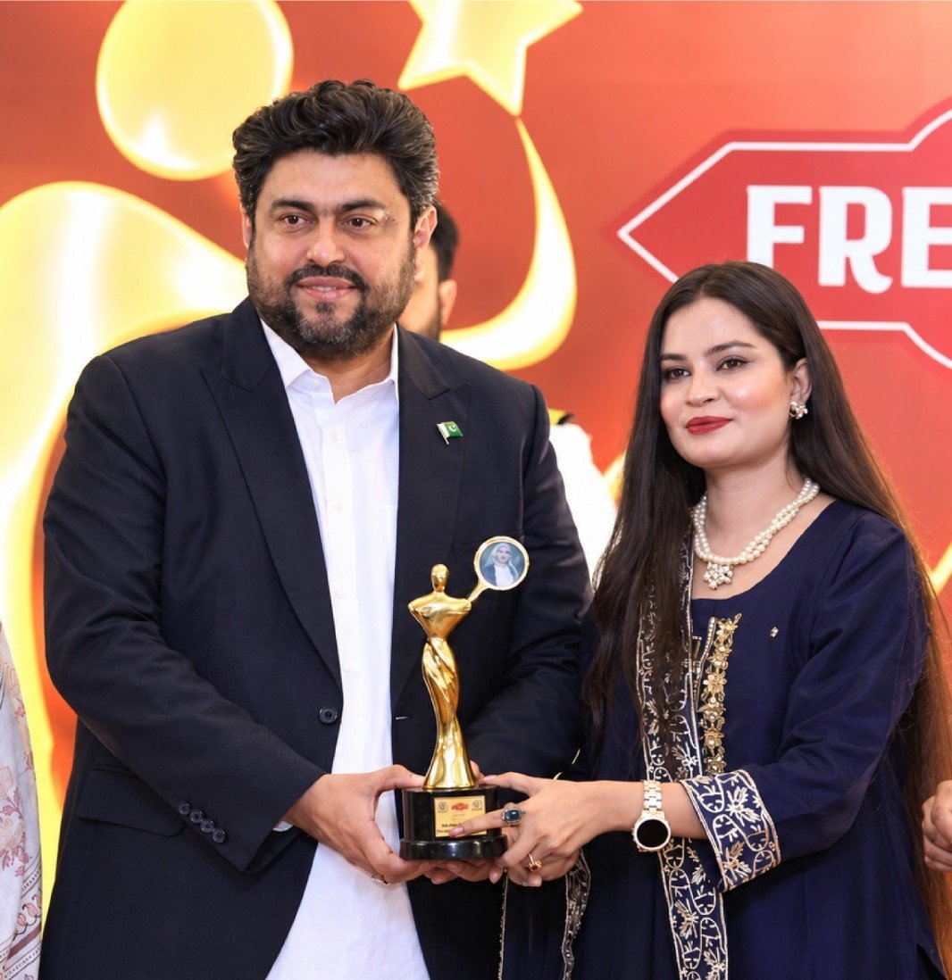 Governor of Sindh Kamran Tessori presenting the Khatoon-e-Pakistan Award to Mrs. Mughal