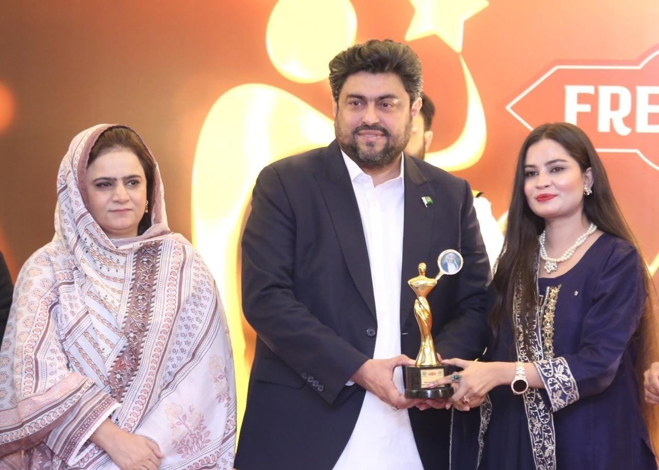 Mrs. Mughal receiving the Khatoon-e-Pakistan award from Governor of Sindh Kamran Tessori